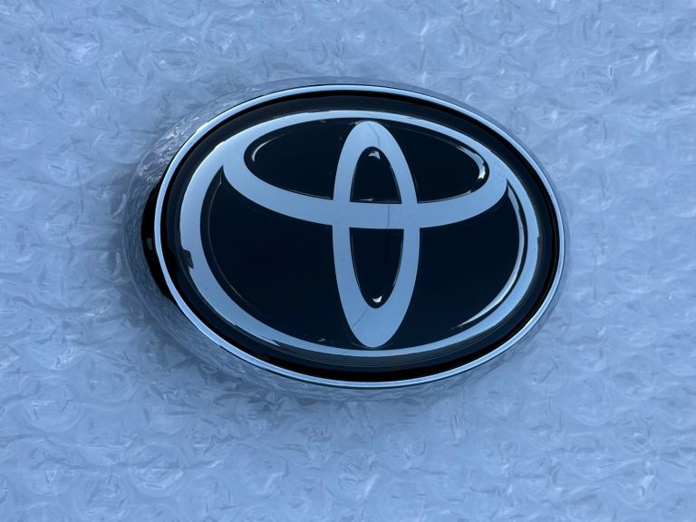 Genuine Toyota Hilux VIII 2020 Badge & logo emblem  53141-71010. 