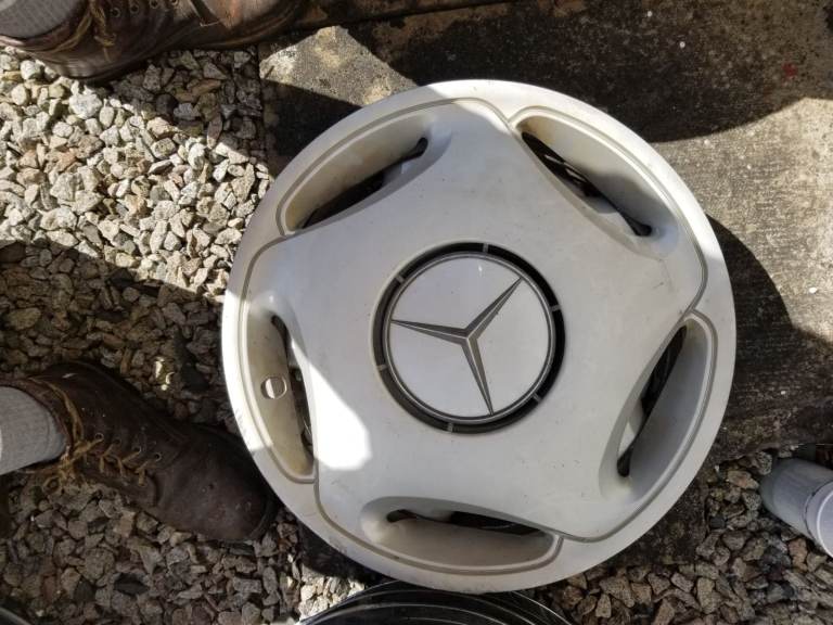 Mercedes W124 hubcaps