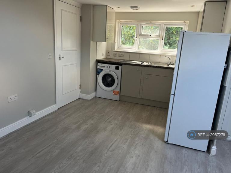 1 bedroom flat in Pomfret Avenue, Luton, LU2 (1 bed) (#2967278)