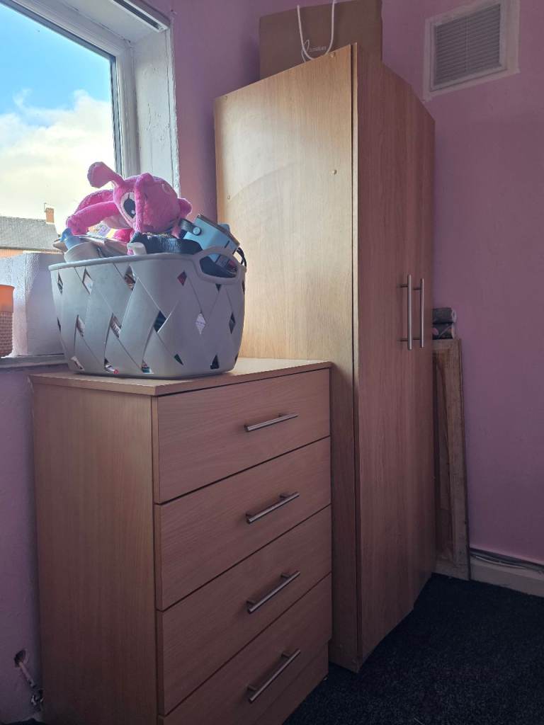 Single wardrobe a drawers