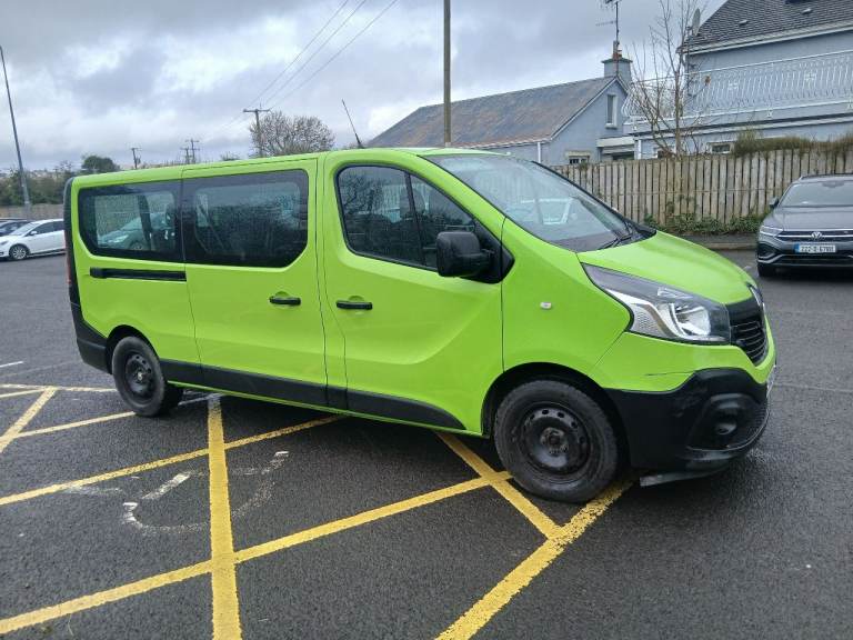 Renault trafic minibus