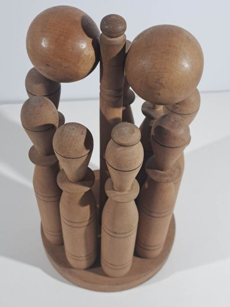 WOODEN SKITTLES AND BALLS ON STAND. ANTIQUE OR VINTAGE ENGLISH BOWLING GAME. SPORTS. HOME DECOR