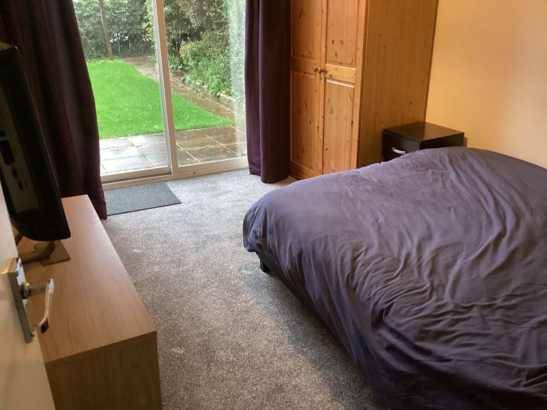 Room in loverly bungalow to rent 