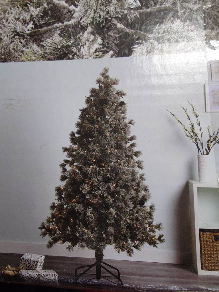 Pre-lit christmas tree