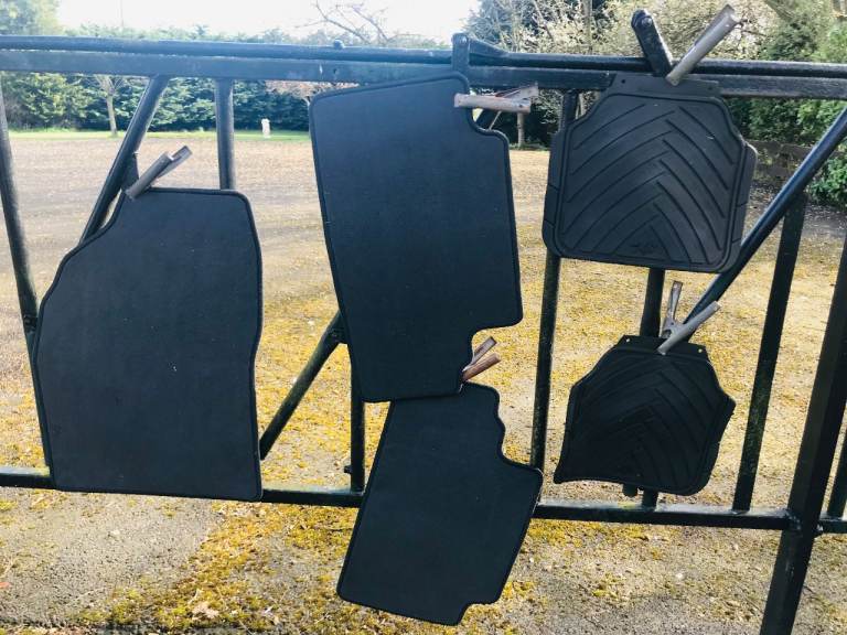 CAR MATS 2 X BLACK RUBBER 3 X GREY CARPET