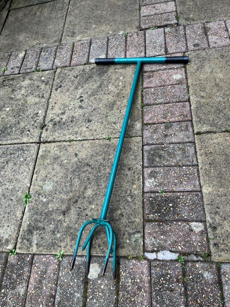 Garden hand cultivator