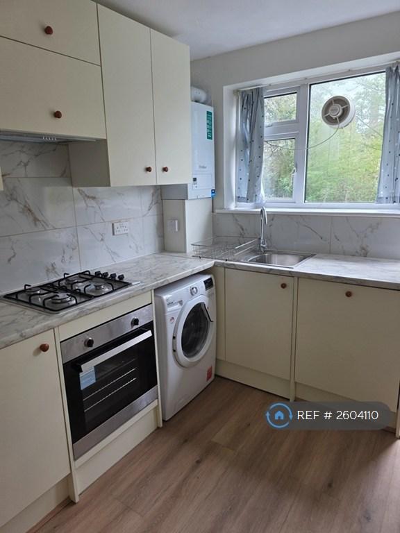 2 bedroom flat in Cockfosters, Barnet, EN4 (2 bed) (#2604110)