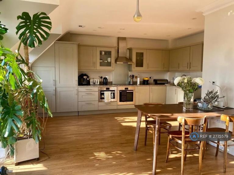 2 bedroom flat in Cedar House, Purley, CR8 (2 bed) (#2775579)