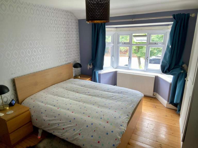 Spacious room with king size bed in Northfleet 