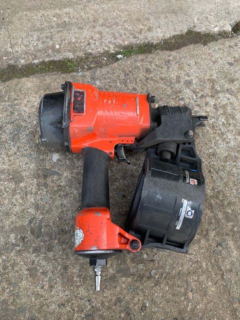 Pneumatic nail gun