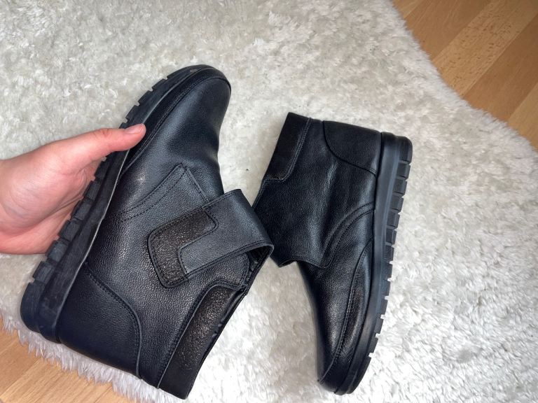 Polaris black leather shoes