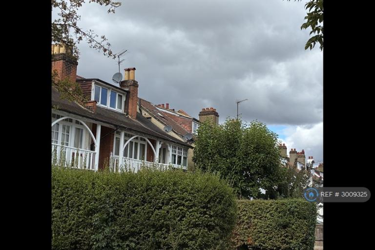 1 bedroom flat in Elmers Drive, Teddington, TW11 (1 bed) (#3009325)