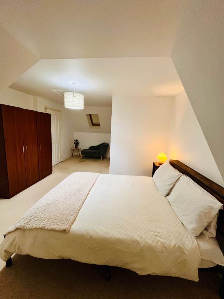 Large Double Room with En-suit Bathroom in Cambourne CB23-Bills Included