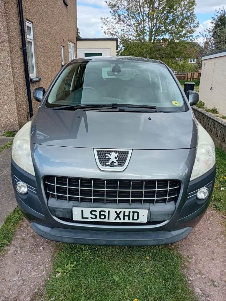 Lovely 2011 Peugeot 3008, 1.6 petrol. Ideal family car.
