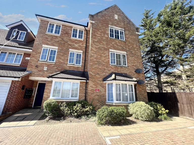 2 Bed 2 bath Apartment - Close to Bath Road