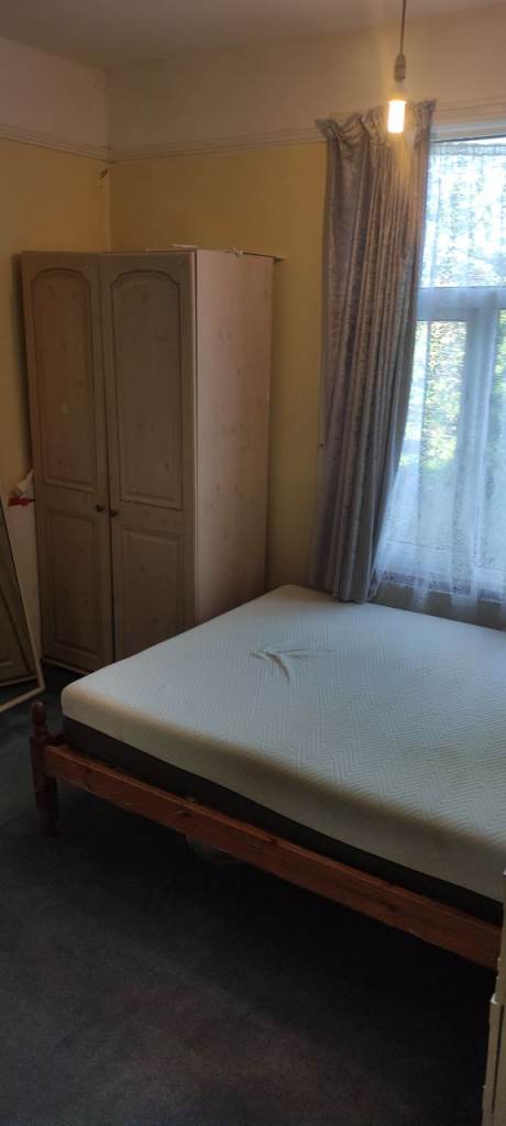 Large Double room in Hounslow Central 