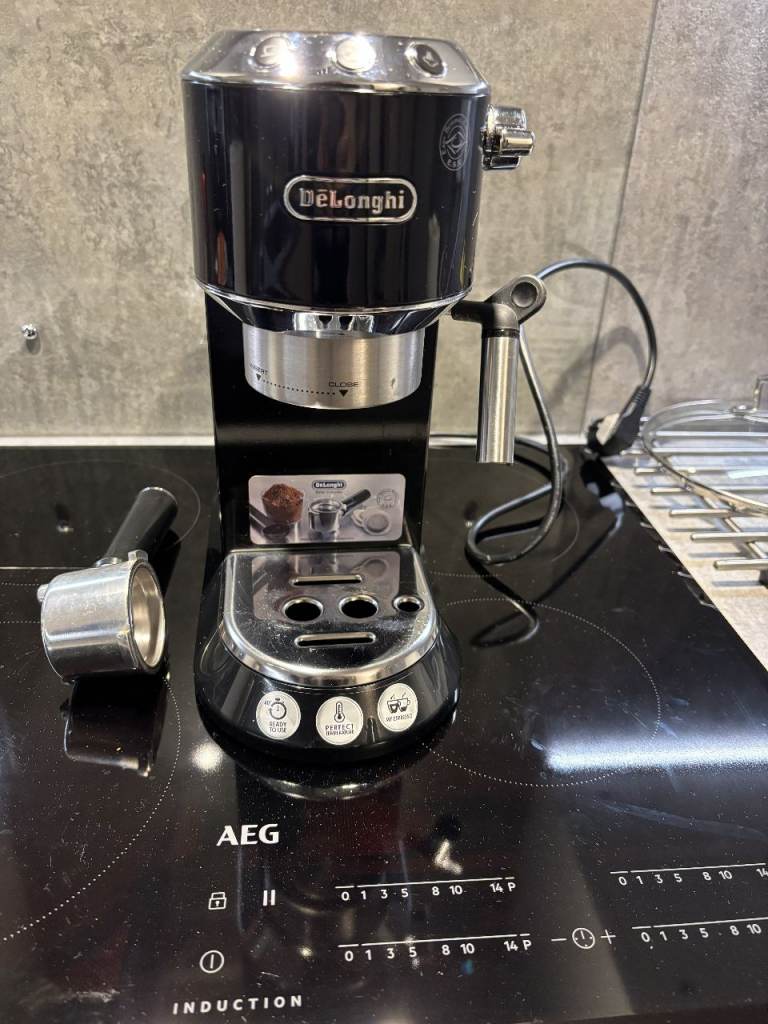 De’Longhi Dedica Style Pump Espresso Coffee Machine