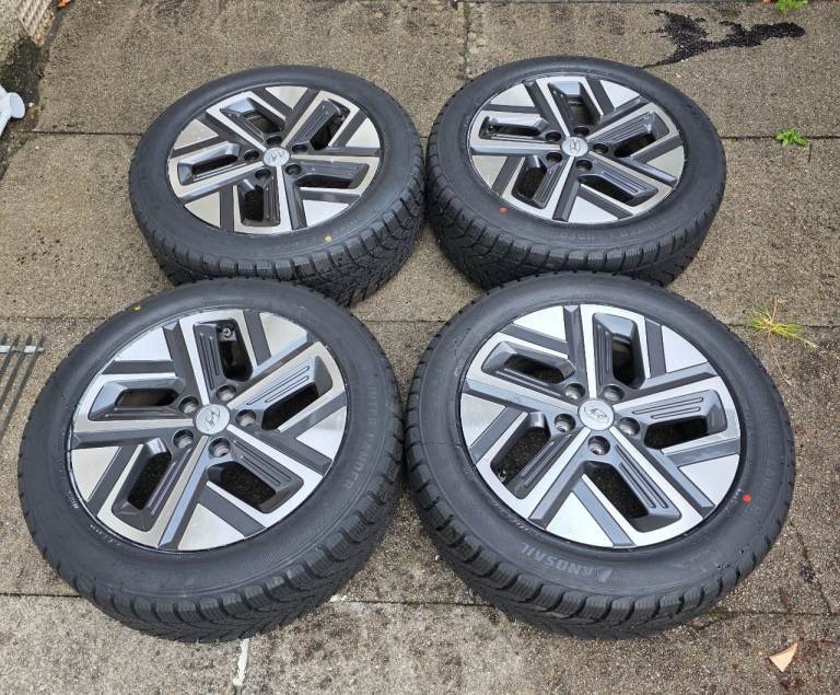 Hyundai Kona 17" alloys with new tires
