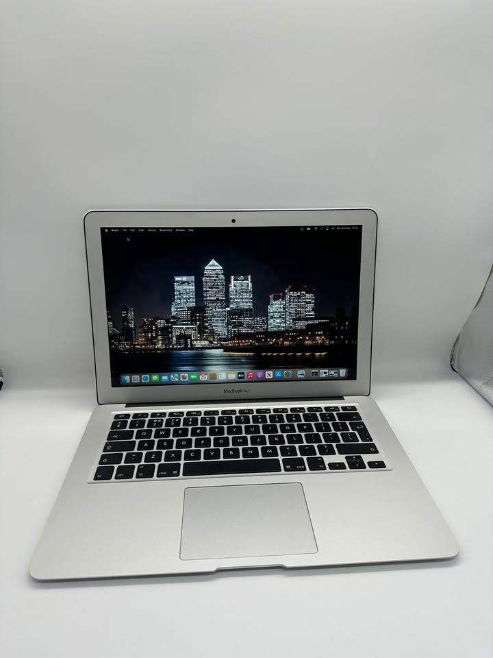 MacBook Air 2017 – i5, 8GB RAM, 256GB SSD – macOS Monterey