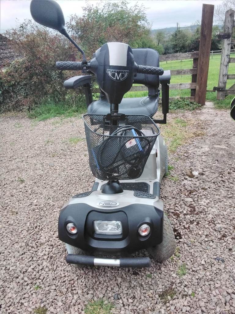 NEO MERCURY INDOOR/OUTDOOR SCOOTER. NEW BATTERIES