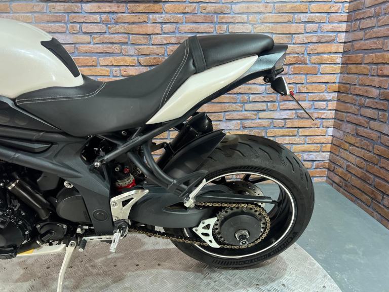 Triumph Speed Triple 1050 - EXCELLENT CONDITION - NATIONWIDE DELIVERY 