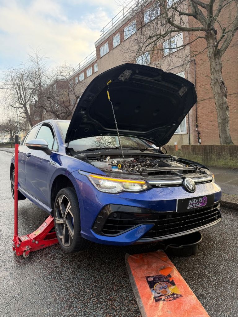 24 Hour Mobile Mechanic London, diagnostics, oil change engine service Emergency Car Repairs brakes