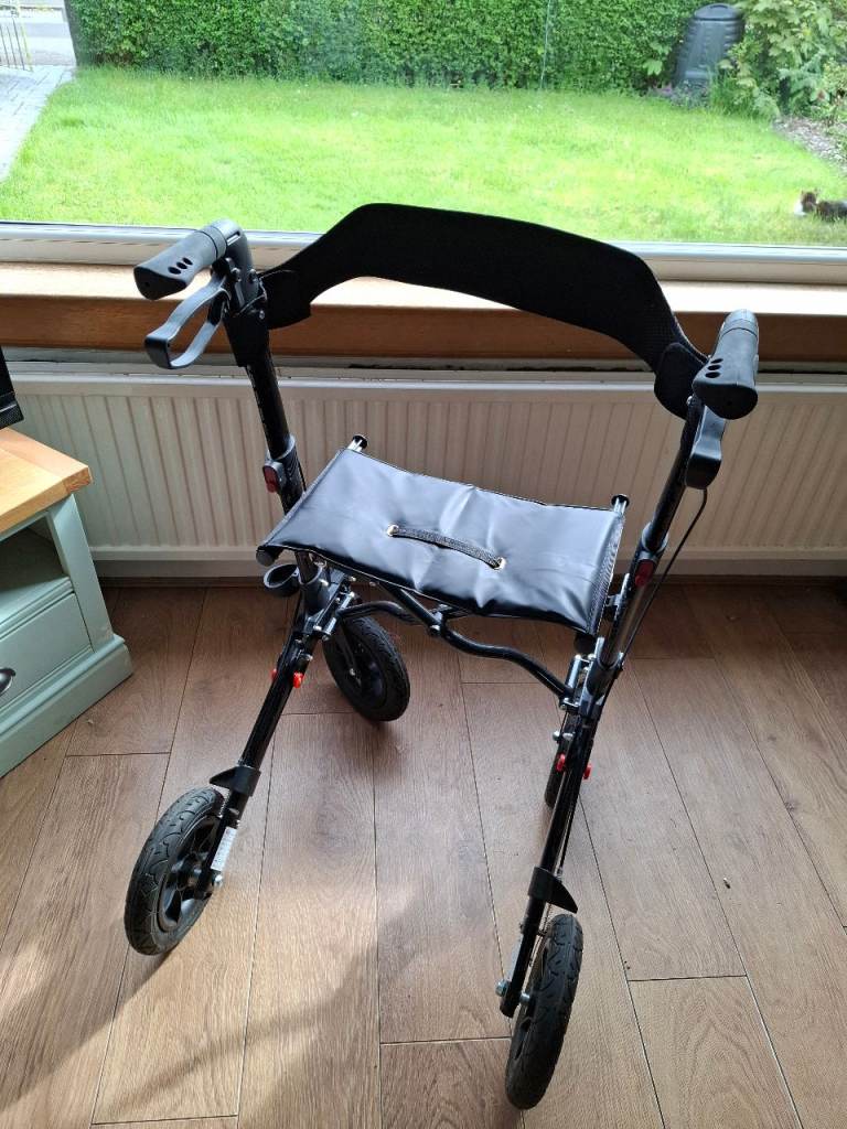 Rollator/walking frame with seat