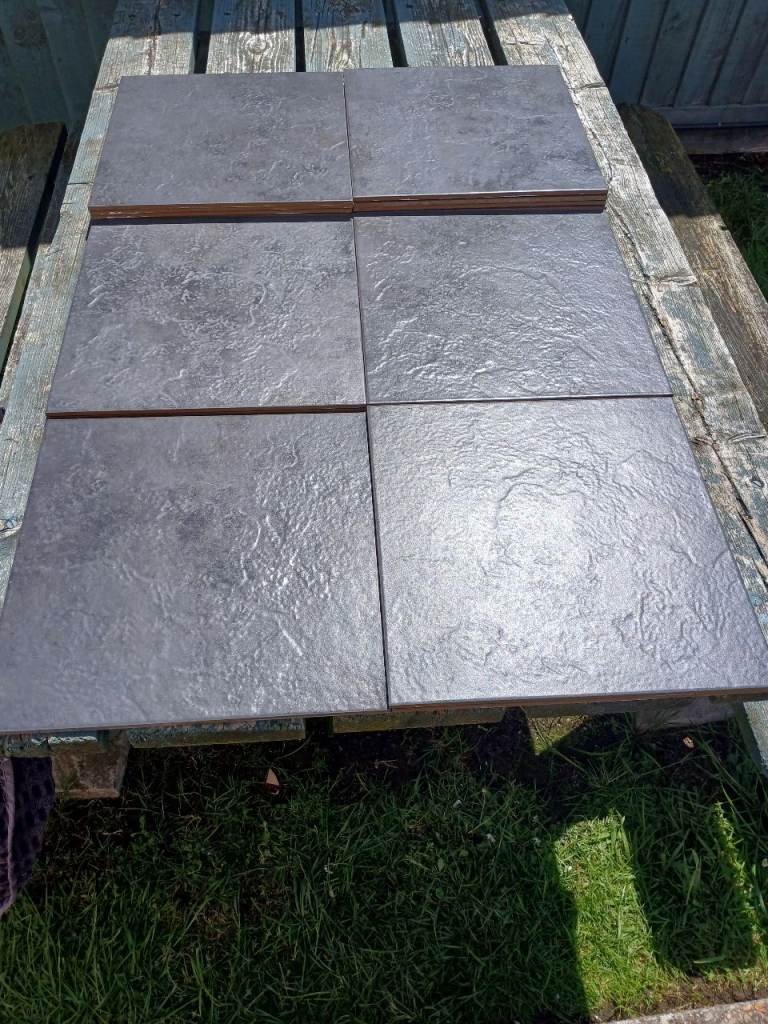 17 BLACK  FLOOR TILES 334 MM X 334 MM
