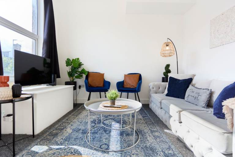 6BR Home for Big Groups | Sleeps 11, Free Parking