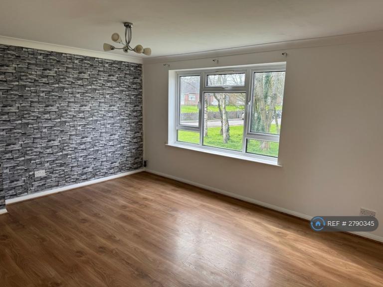 2 bedroom flat in Halcombe Estate, Chard, TA20 (2 bed) (#2790345)