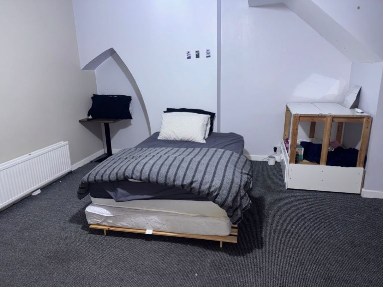 Large Double Room To Let