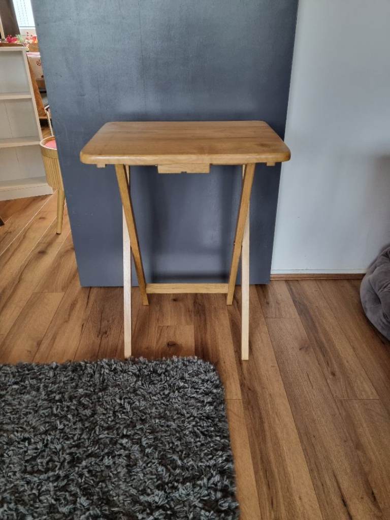 Folding table