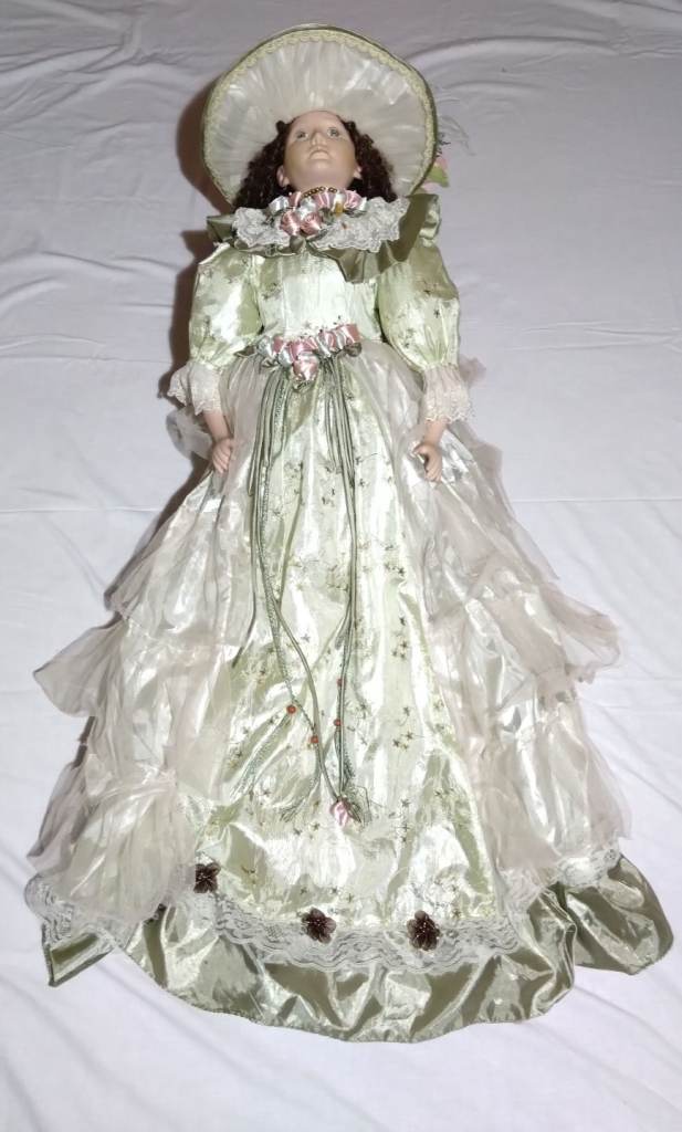 Vintage Porcelain Doll Collection – 2 Dolls (Including COA) – Beautiful Display Set