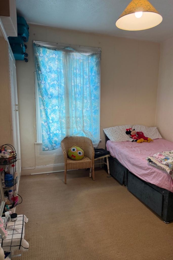Rooms to rent in a family house Students only 