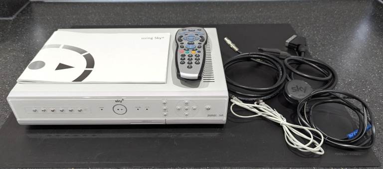 SKY+ 80GB DIGITAL SATELLITE AMSTRAD SET TOP BOX DRX280 WHITE WITH CABLES REMOTE