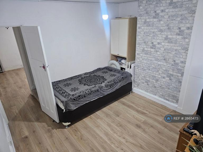 2 bedroom house in The Avenue, Egham, TW20 (2 bed) (#2865473)