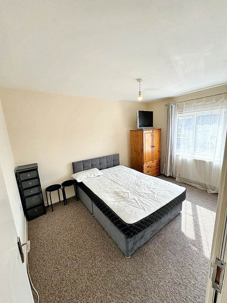 G8 Properties are pleased to offer this Nice 2 Bedroom Flat on Green Lane