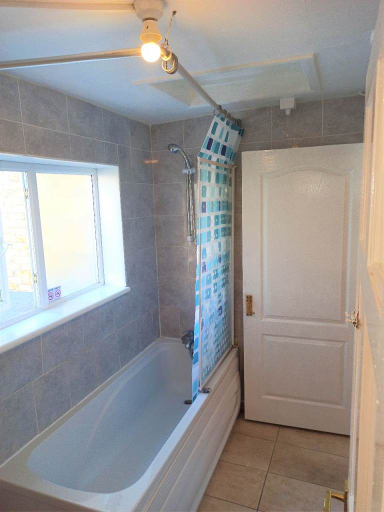 Huge Double Room inc bills for 2 people in E2