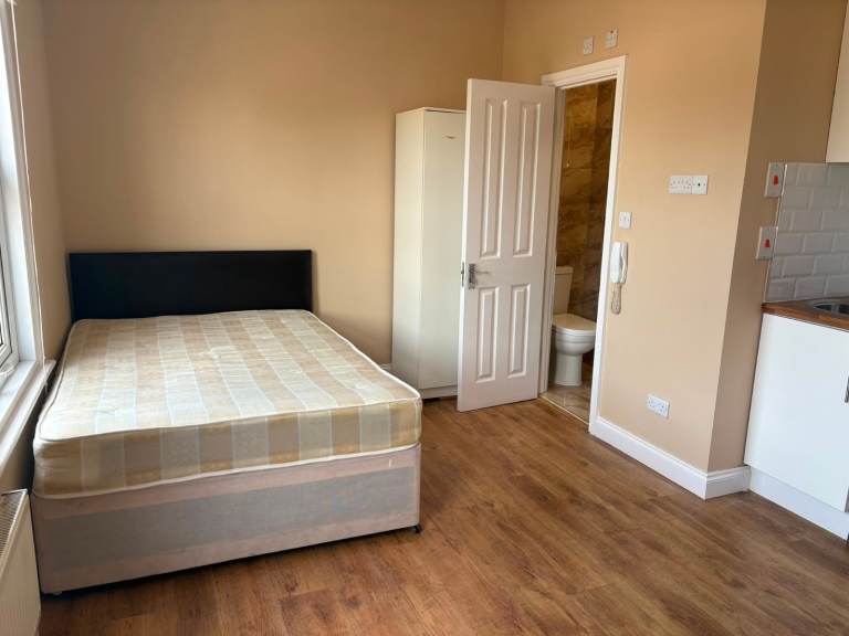 Large Double Room with own shower/ toilet to rent in Hitchin Rd, Luton LU2 7SL
