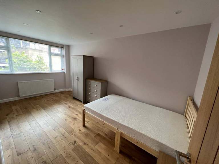 Five Bedroom Split-Level Maisonette in Hoxton, E2. Ideal for sharers.