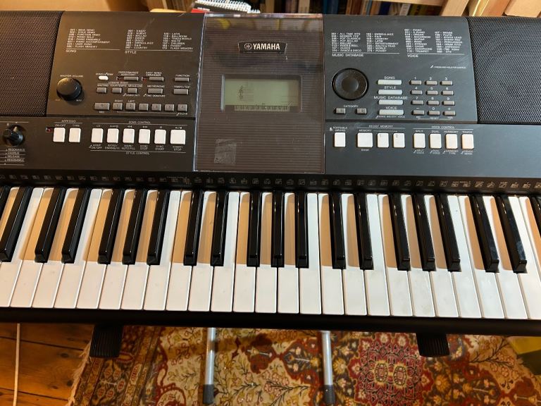Yamaha PSR-E423 Electronic Keyboard – 61 Touch-Sensitive Keys – USB MIDI