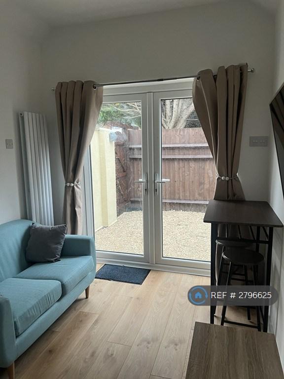 1 bedroom flat in New Malden, Greater London, KT3 (1 bed) (#2796625)
