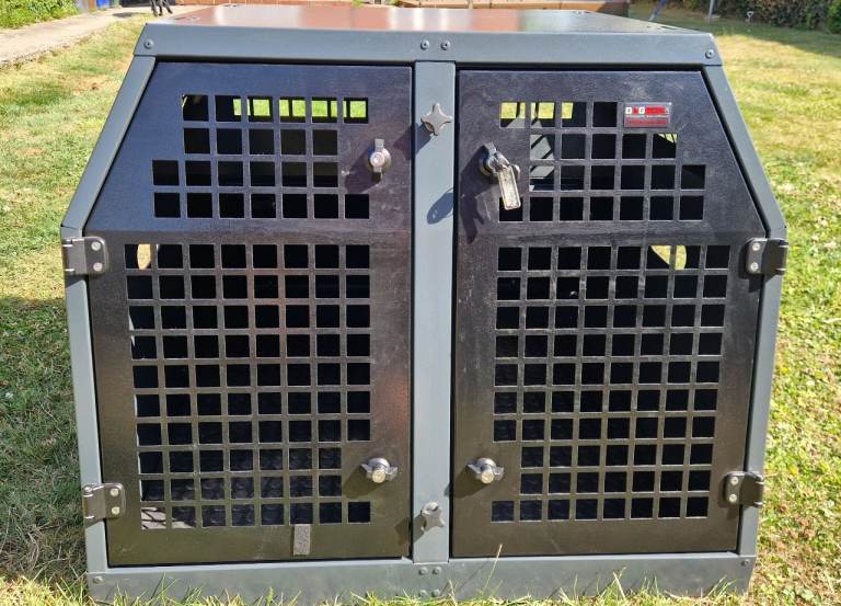 Double dog car crate 