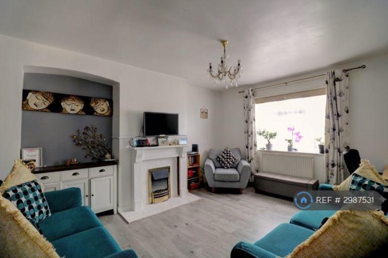3 bedroom flat in Duke Road, Barkingside, IG6 (3 bed) (#2987531)