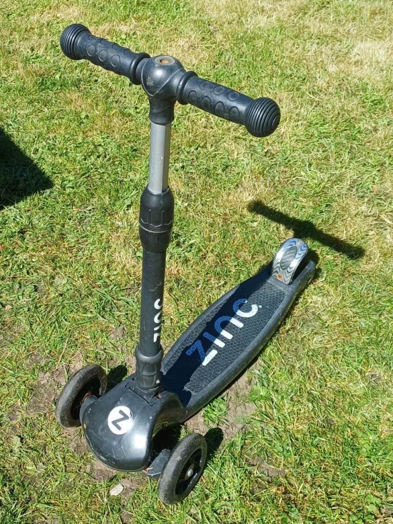 Zinc Kids 3 Wheel Push Scooter