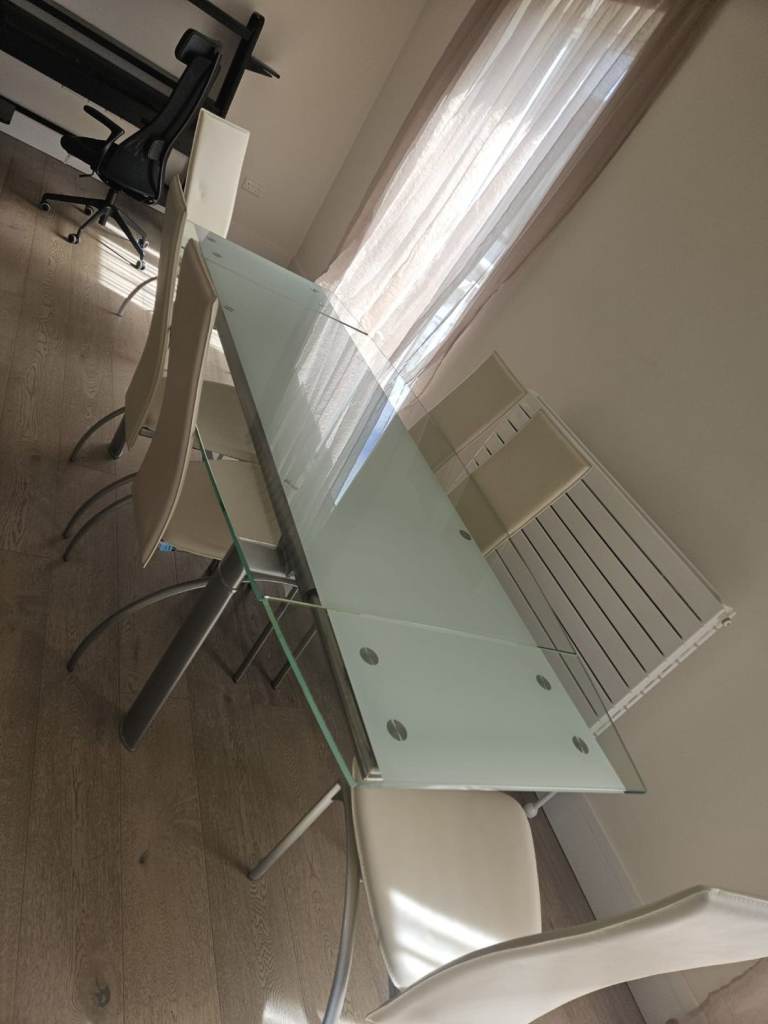 Fully extendable table and 6 chairs 