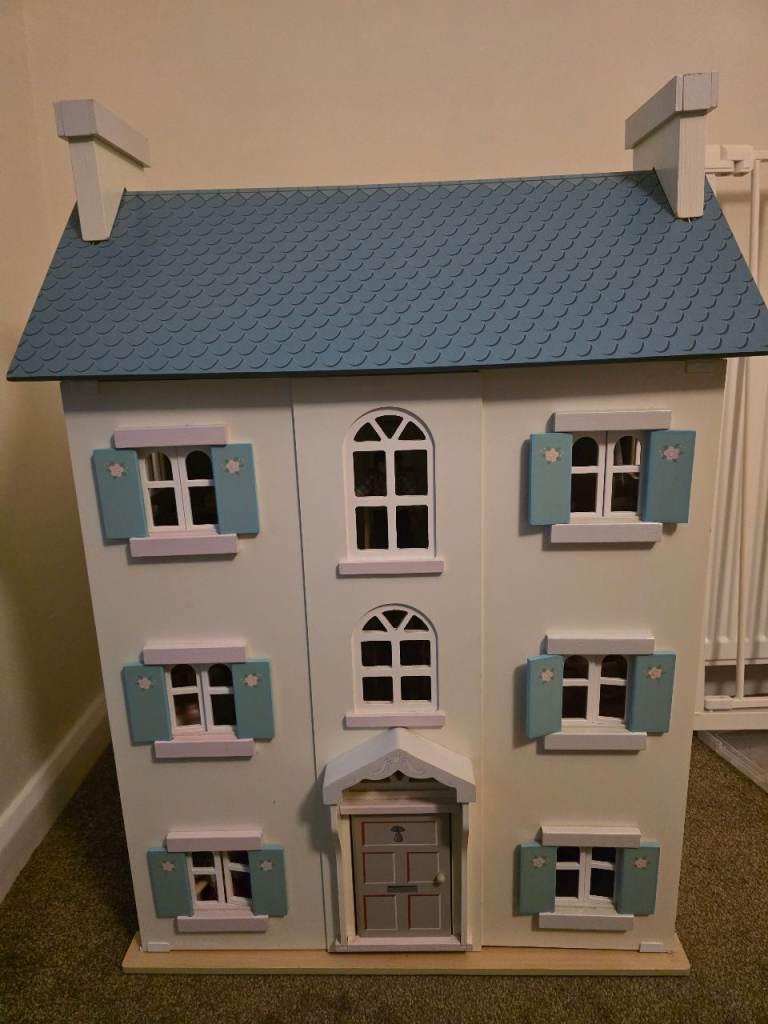 Le toy van dolls house with accessories 