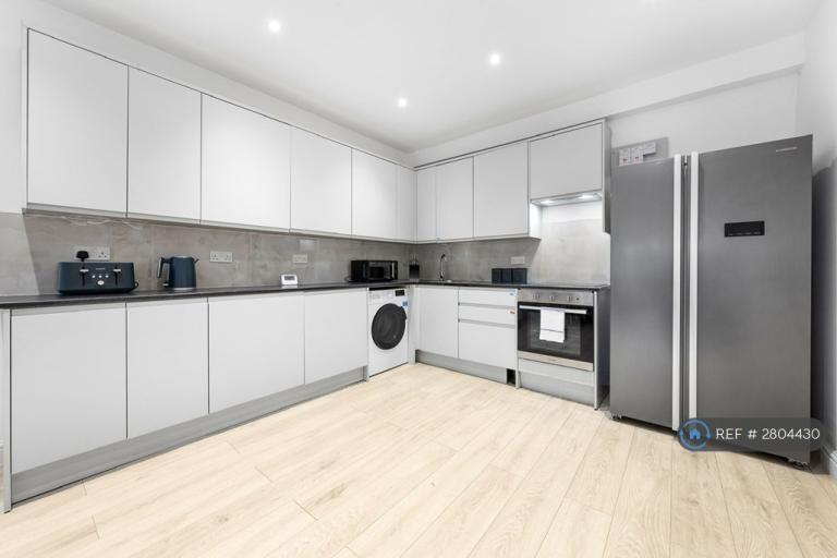 3 bedroom flat in Park Road, London, NW4 (3 bed) (#2804430)