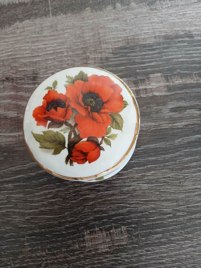 Beautiful poppy dish with lid