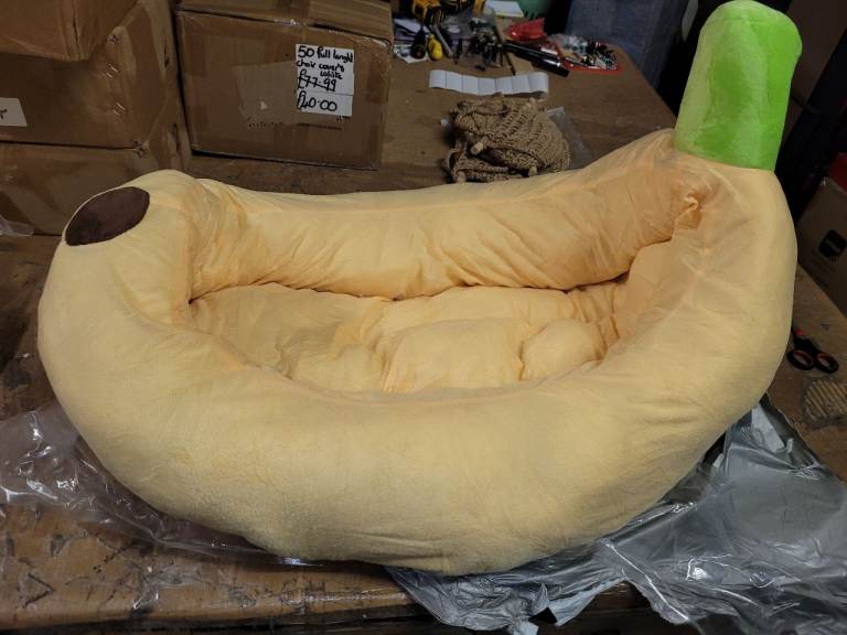 A new Banana Shape Pet Dog Cat  bed  